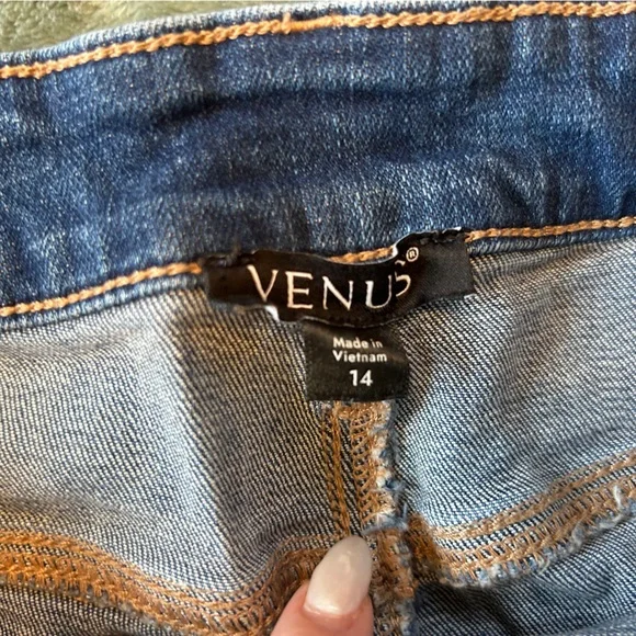 VENUS Blue Denim Shorts with White Floral Embroidery - Picture 3 of 3